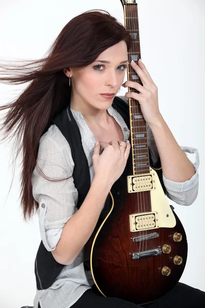 Donna con chitarra elettrica — Foto Stock