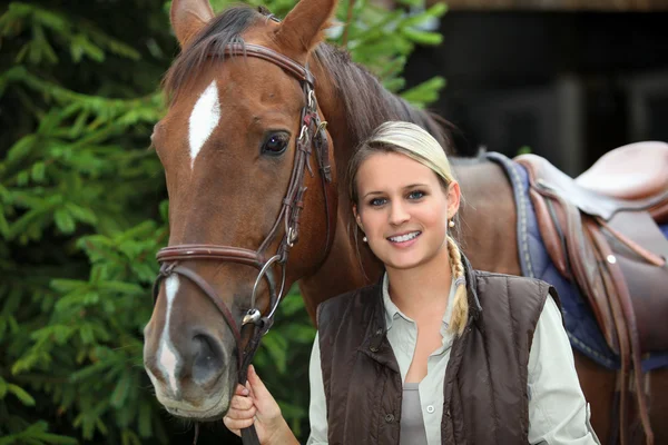 Donna con un cavallo — Foto Stock