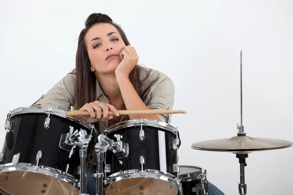 Woman sat behind drum kit — Stock Photo, Image