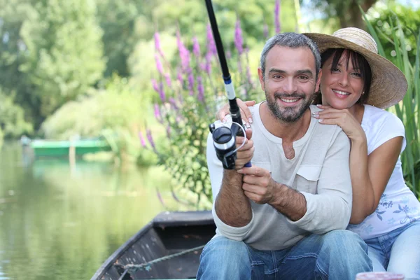 Casal romântico pesca no rio — Fotografia de Stock