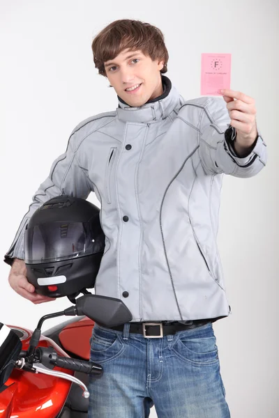 Mladý muž s řidičským průkazem — Stock fotografie