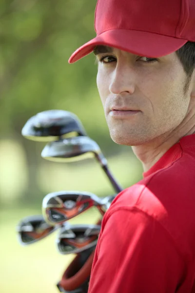 Golfista che tiene mazze da golf . — Foto Stock