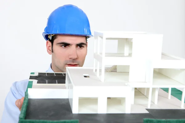 Arquitecto sosteniendo su modelo de edificio — Foto de Stock