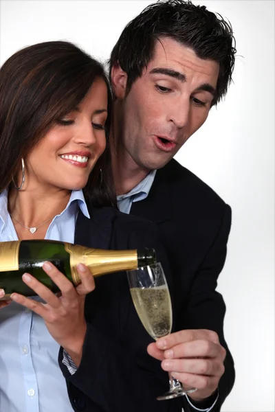 幸せなカップルはシャンペンを飲んで — ストック写真