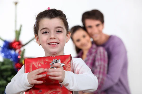 Ung flicka med en julklapp — Stockfoto