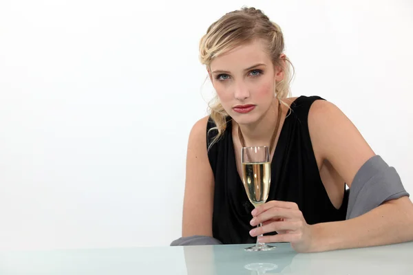 Плачущая женщина пьет бокал шампанского — стоковое фото