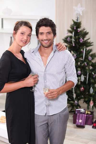 Paar tegenover een kerstboom — Stockfoto
