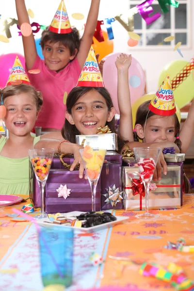Egy születésnapi partin a gyerekek — Stock Fotó