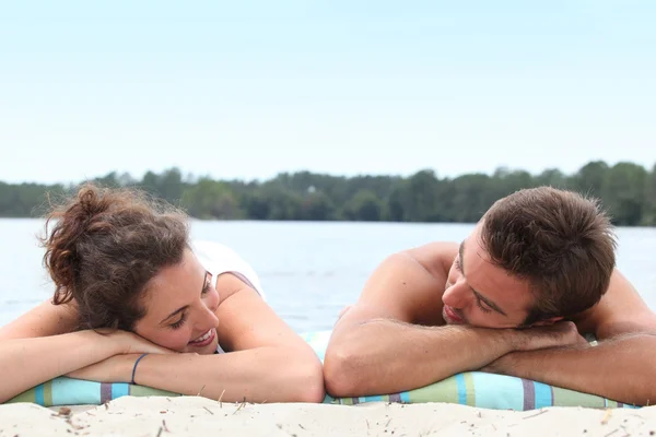 Couple relaxant sur la plage — Photo