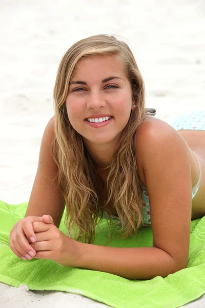 ビーチにいる若い女性の肖像画です — ストック写真