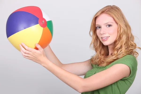 Chica adolescente sosteniendo pelota de playa inflable —  Fotos de Stock