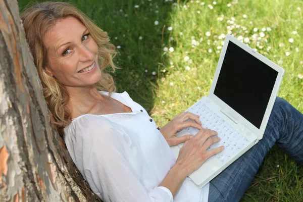 Kvinna på laptop utanför — Stockfoto