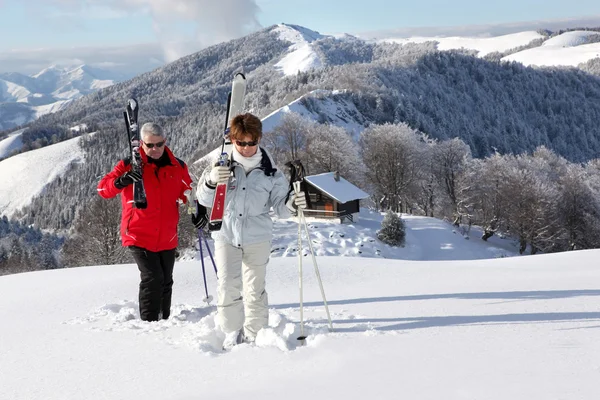 Seniorenpaar spaziert im Schnee — Stockfoto