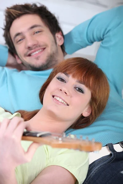 Jonge man en vrouw plezier hebben en ontspannen — Stockfoto