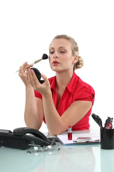 Trabalhador de escritório que aplica maquilhagem — Fotografia de Stock
