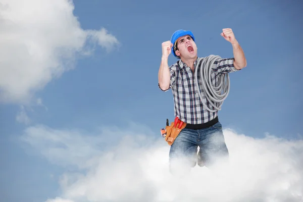 Wütender Bauarbeiter in den Wolken — Stockfoto