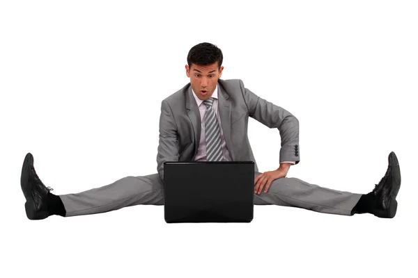 Człowiek siedzi na podłodze z laptopem — Zdjęcie stockowe