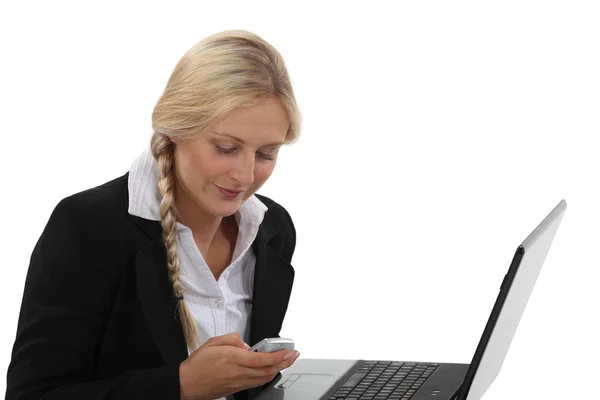 Office worker sending SMS — Stock Photo, Image