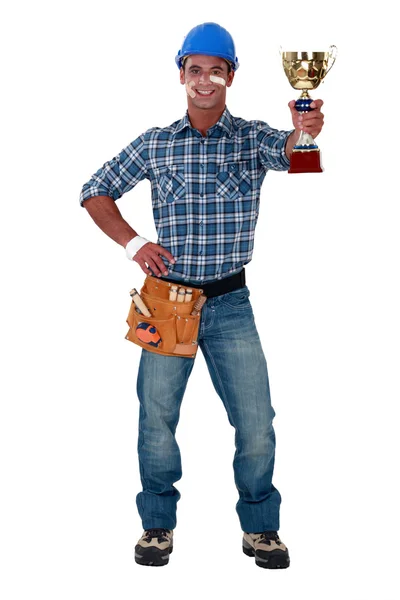 Счастливый строитель с трофеем — стоковое фото