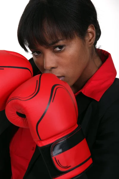 Furioso boxeo mujer de negocios — Foto de Stock