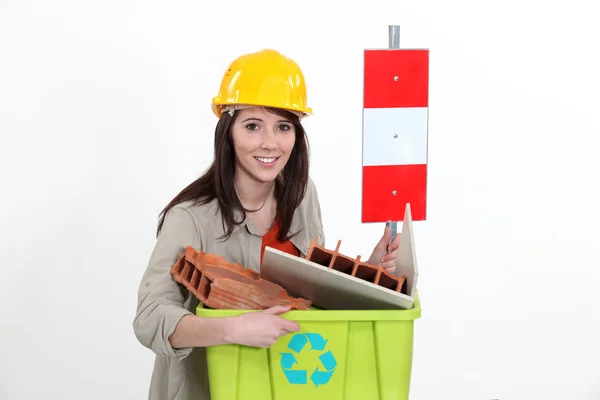 Tradeswoman biorąc pod uwagę recykling — Zdjęcie stockowe