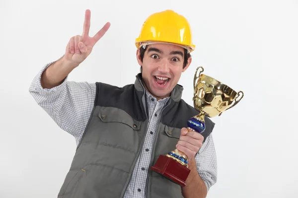 Robotnik budowlany trzyma trofeum. — Zdjęcie stockowe