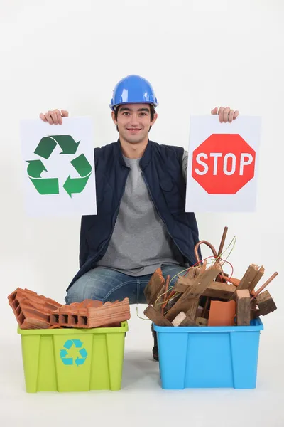 Travailleur de la construction encourageant le recyclage des déchets — Photo