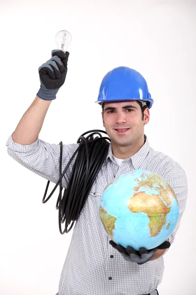 Elettricista che tiene lampadina e globo — Foto Stock