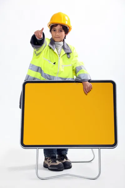 Мальчик, одетый как ремонтник шоссе — стоковое фото