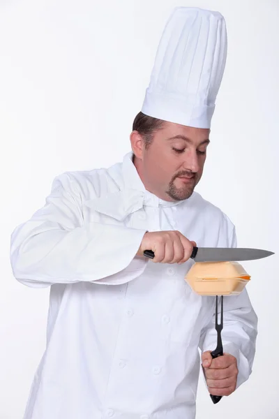 Chef che taglia aprire una scatola di hamburger — Foto Stock