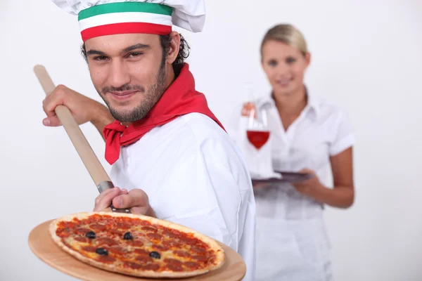Cozinheiro de pizza e garçonete — Fotografia de Stock