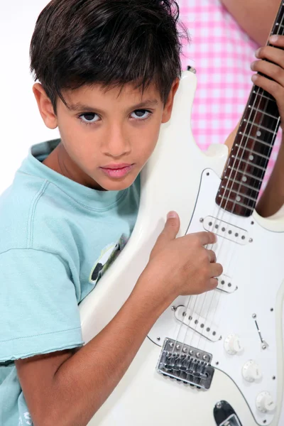 Porträt eines Kindes mit Gitarre — Stockfoto
