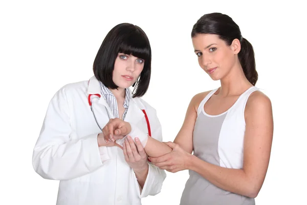 Vrouwelijke arts met patiënt — Stockfoto
