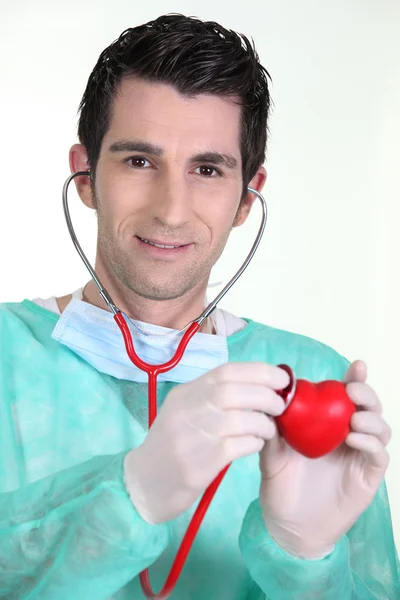 Plastik kalp auscultating doktor — Stok fotoğraf