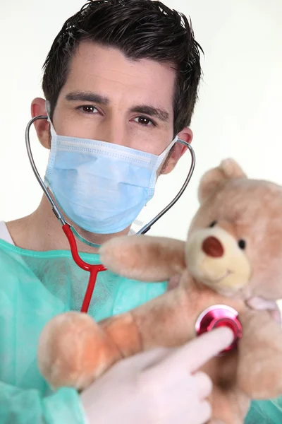 Doctor examining a teddy bear — Stock Photo, Image
