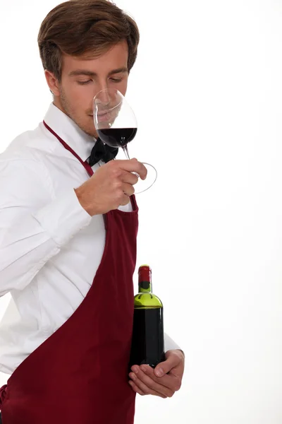 Sommelier verkostet den Wein — Stockfoto