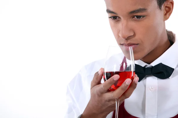 年轻的服务员嗅到一杯玫瑰红酒 — ストック写真