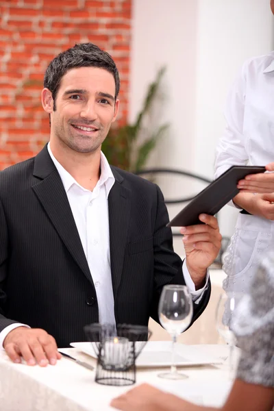Businessman eating in a restaurant — Stock Photo, Image