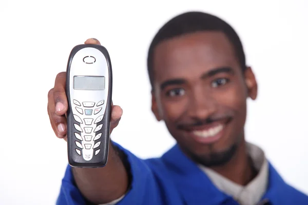 Afro muž, který držel telefon na bílém pozadí — Stock fotografie