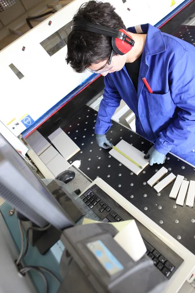 Hombre operando máquina de corte en taller — Foto de Stock