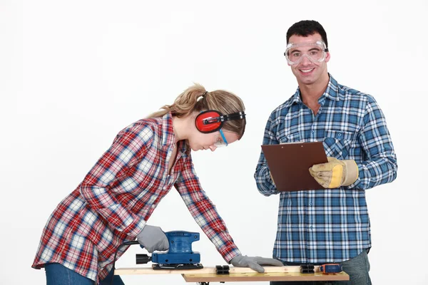 Handwerker und Handwerkerin arbeiten zusammen — Stockfoto
