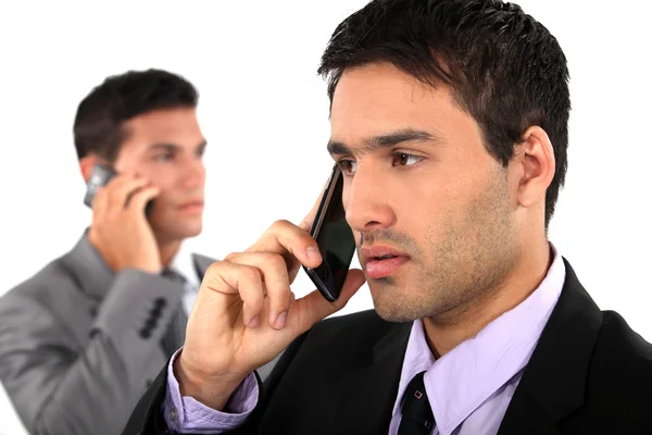 Giovani uomini d'affari al telefono — Foto Stock