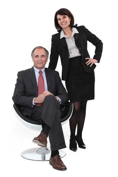 Zakenman en zakenvrouw samen poseren — Stockfoto