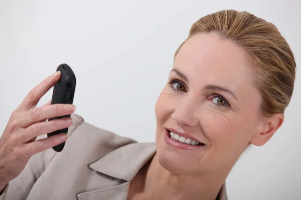 携帯電話を持つ女性幹部 — ストック写真