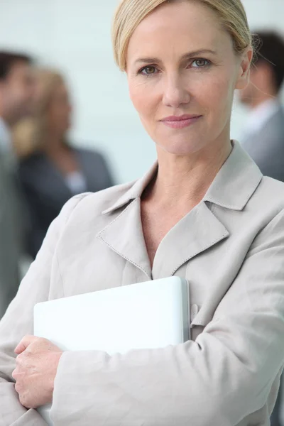 Femme blonde intelligente tenant un ordinateur portable — Photo