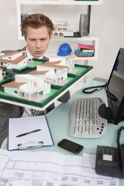 Arquiteto inspecionando habitação modelo — Fotografia de Stock