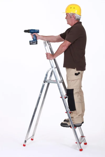 Robotnik za pomocą wiertarko-wkrętarki — Zdjęcie stockowe
