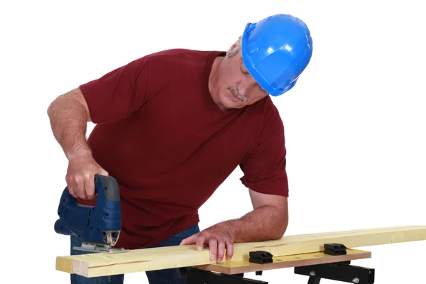 Um carpinteiro masculino usando um quebra-cabeças . — Fotografia de Stock