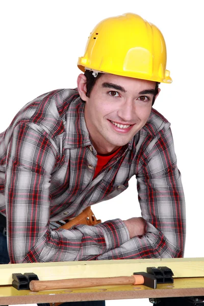 Retrato de um jovem trabalhador da construção civil — Fotografia de Stock
