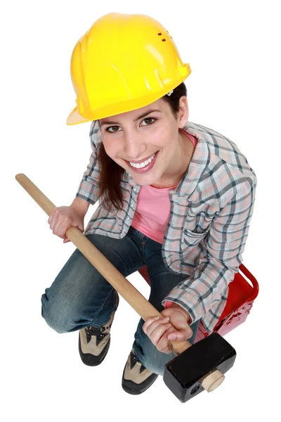 Mulher com martelo de trenó sentado na caixa de ferramentas — Fotografia de Stock